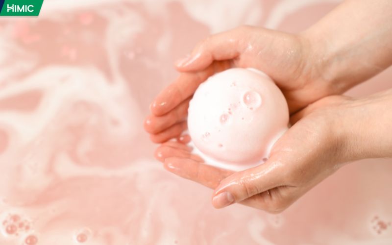 Thả viên tạo bọt (bath bomb) vào bồn tắm