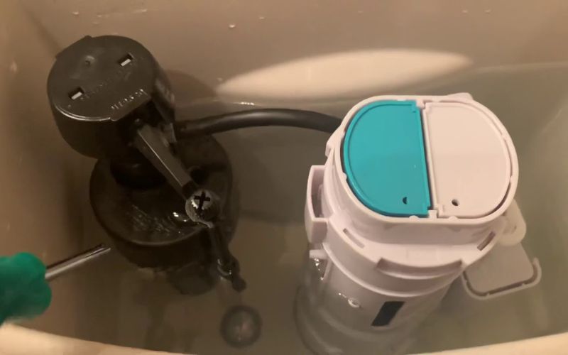 Điều chỉnh mực nước trong két chưa đạt chuẩn qua phao nước