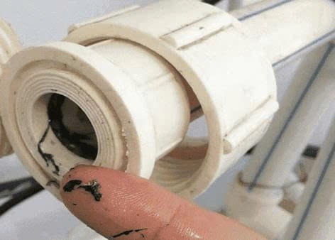 Xử lý van cấp nước bị kẹt hoặc bẩn khiến nước vào két chậm