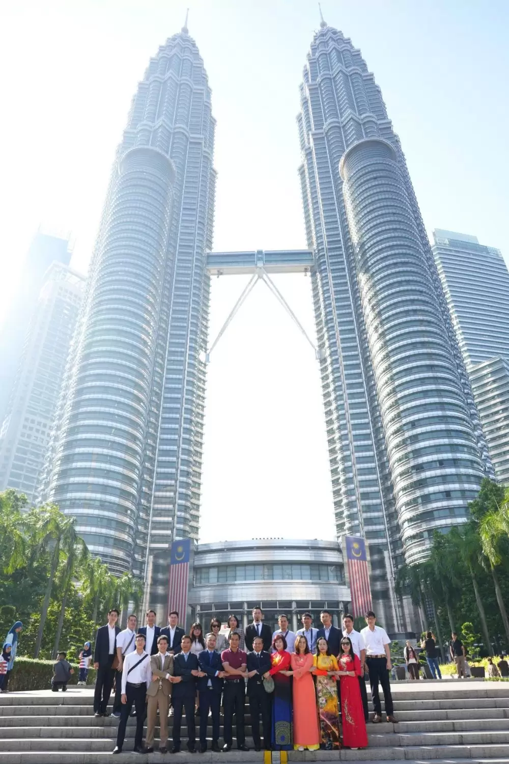 Đoàn doanh nhân cùng ban tổ chức chụp ảnh lưu niệm tại Tháp đôi Petronas, Malaysia